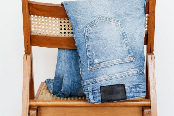 6 maneras de combinar un esencial: el pantalón tejano
